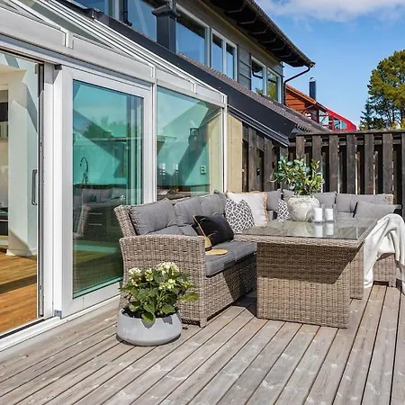 7 Min To Championship, Glass Front House, Terrace