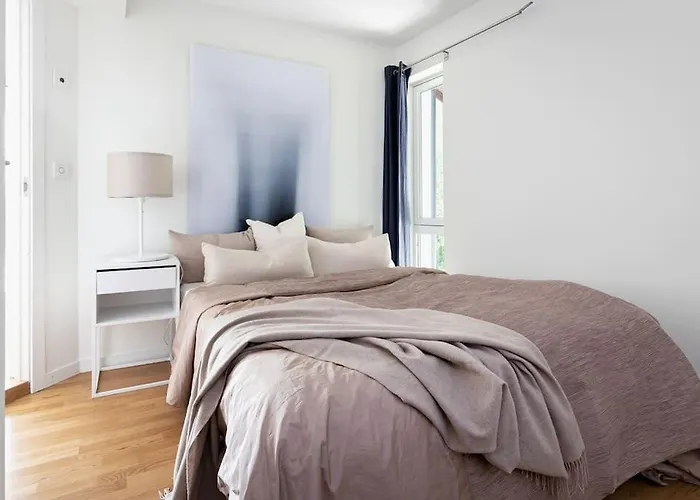 7 Min To Championship, Glass Front House, Terrace Apartment