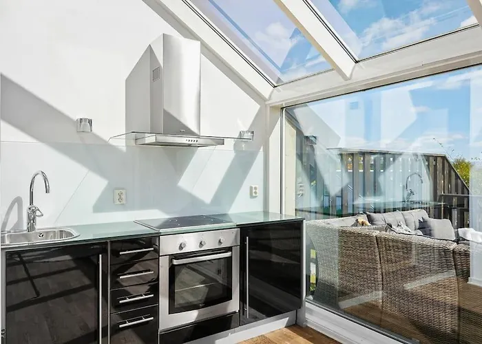 7 Min To Championship, Glass Front House, Terrace Apartment *