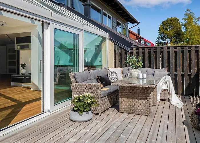 7 Min To Championship, Glass Front House, Terrace